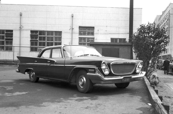61-2a (057-30) 1961 Chrysler Windsor 4dr  Sedan.jpg